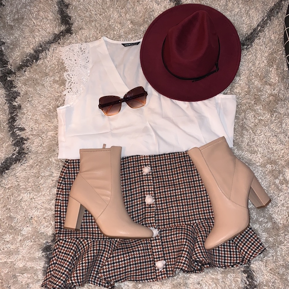 Woven skirt w/gold button & ruffle detail